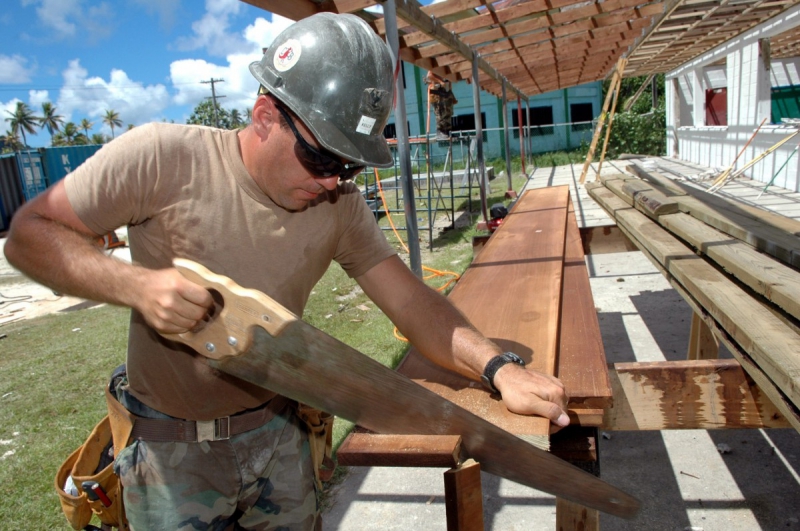 ebeniste-CAUSSOLS-min_worker_construction_building_carpenter_male_job_build_helmet-893290